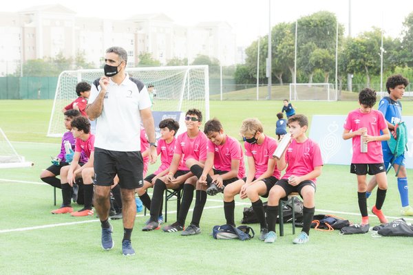 Comment les clubs de football peuvent-ils structurer des programmes de formation pour les entraîneurs en gestion émotionnelle?